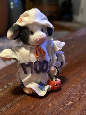 Vintage 1996 Enesco Mary Moo’s “Peek A Moo” Ghost Costume Halloween